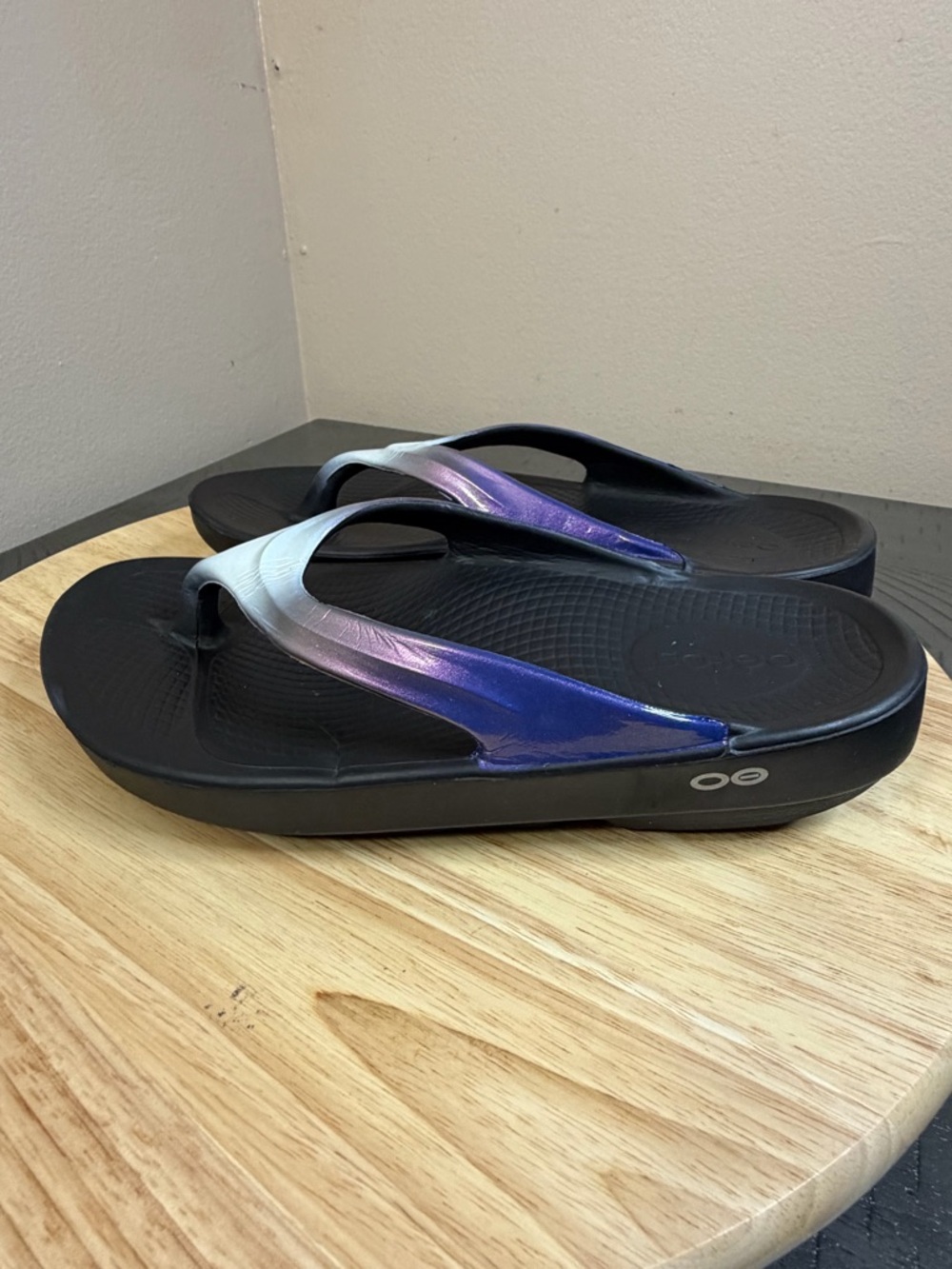 OOFOS Women’s OOlala Luxe Thong Sandals - Picture 4 of 12